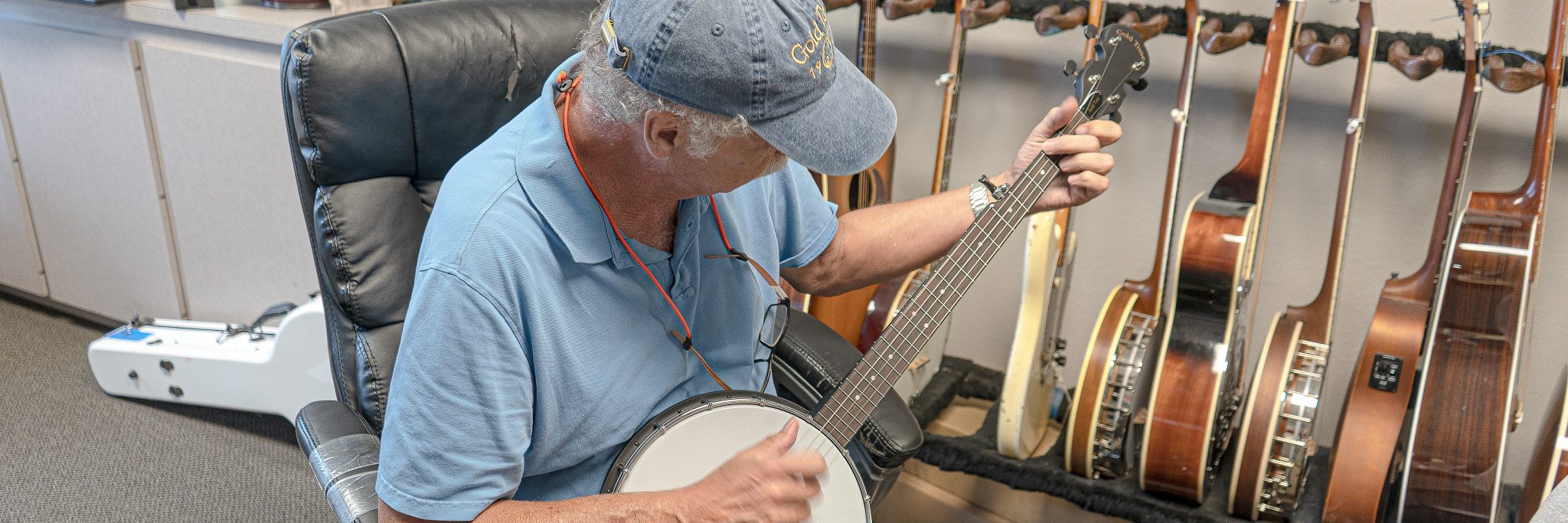 founder of gold tone banjos playing a AC-1 beginner banjo