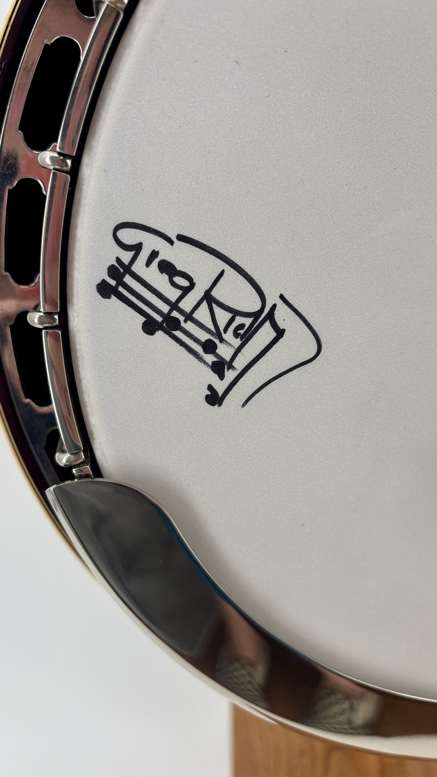 Detail of the head, flange and tension hoop on the 1988 Gibson Earl Scruggs Standard
