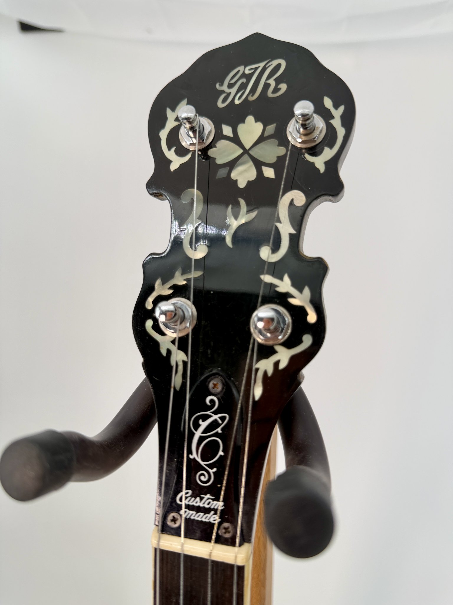 Fiddle-shaped peghead with GTR script inlay and Custom Made truss rod cover