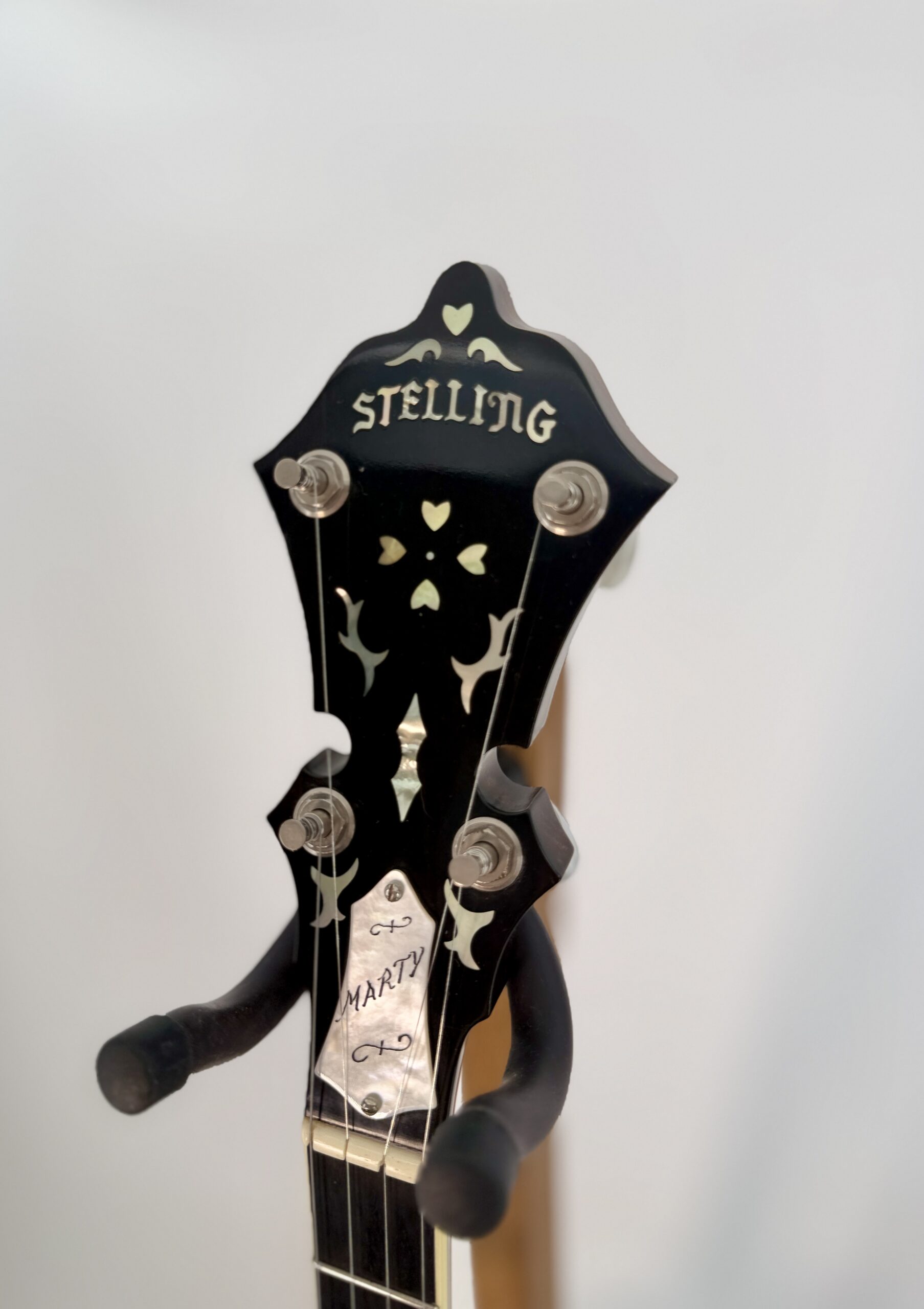 Stelling Sunflower headstock with the pearl STELLING logo and the engraved Marty truss rod cover