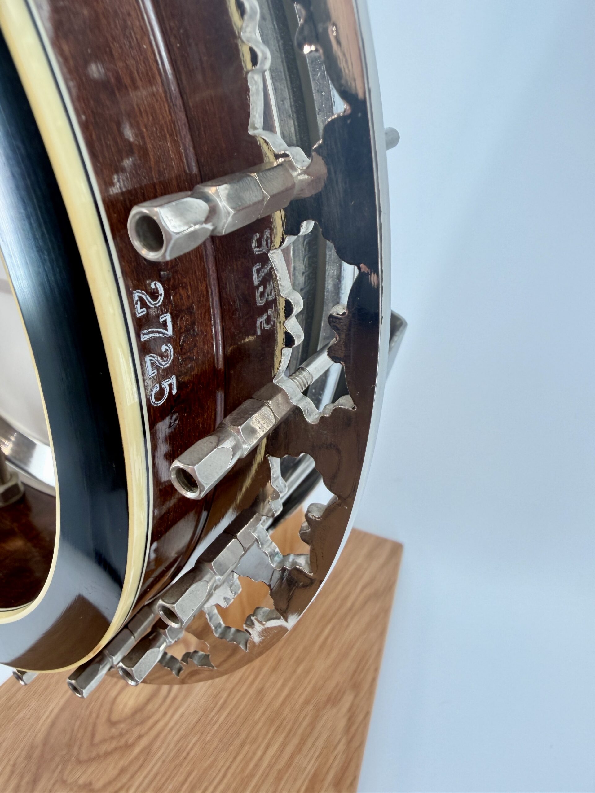 Serial number 2725 written on the rim of the Stelling Sunflower banjo