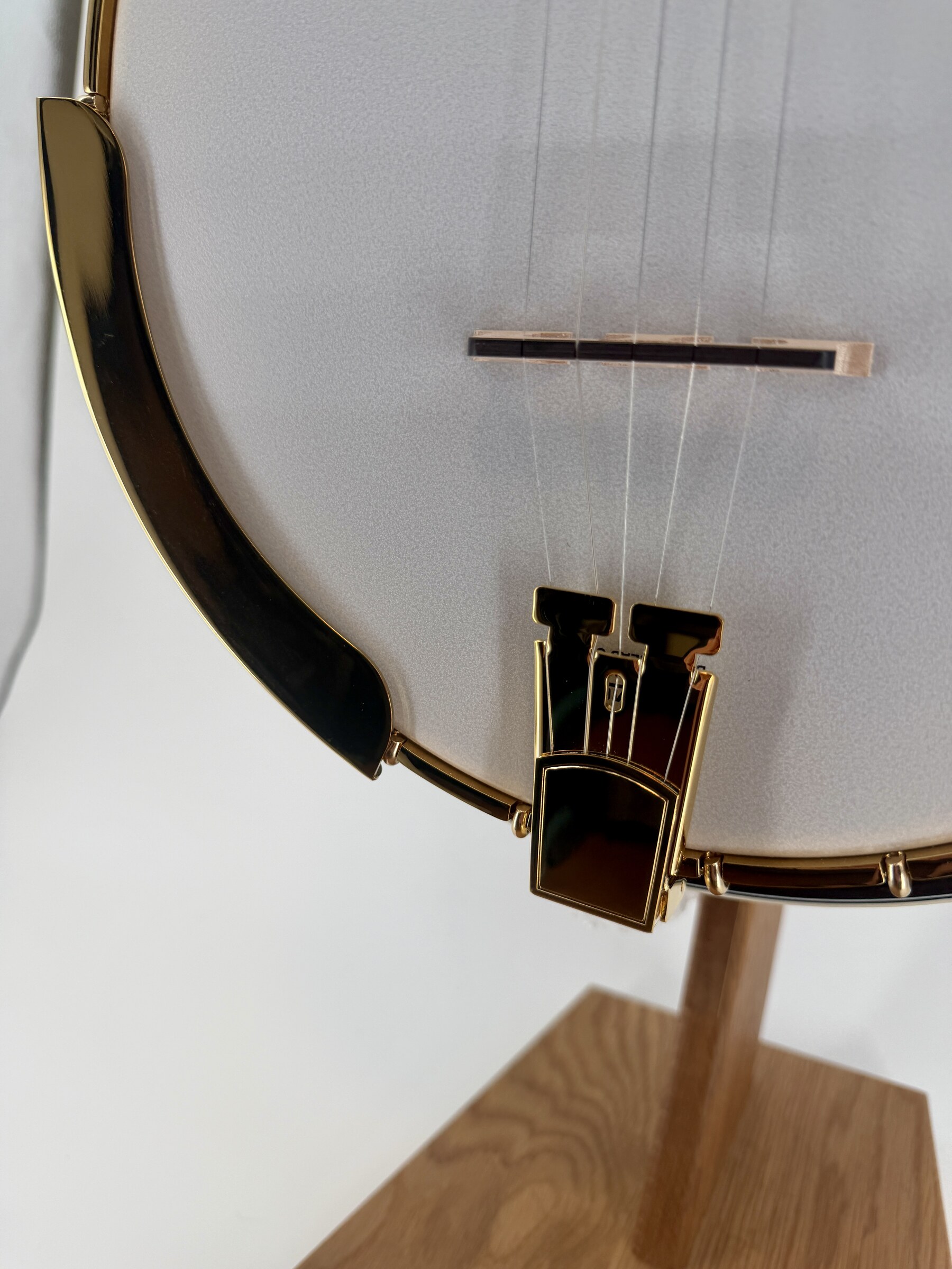 Gold plated tailpiece and armrest on the OB-Standard Deluxe