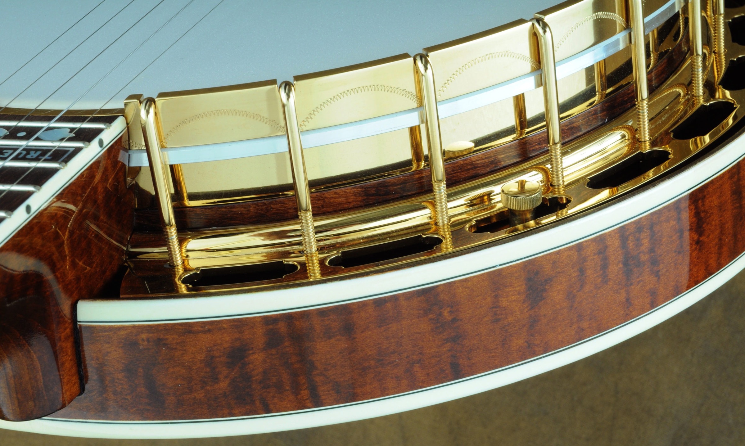 Gold-plated flange and flamed maple resonator of a Huber VRB-G (Huber catalog photo)